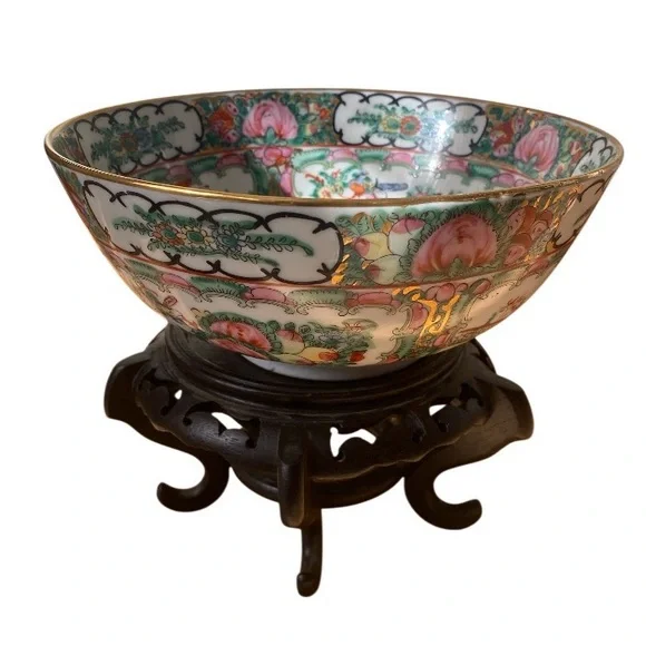 Late 20th century Rose Medallion large bowl, 9” across, Made in Japan/Hong Kong - Picture 1 of 16